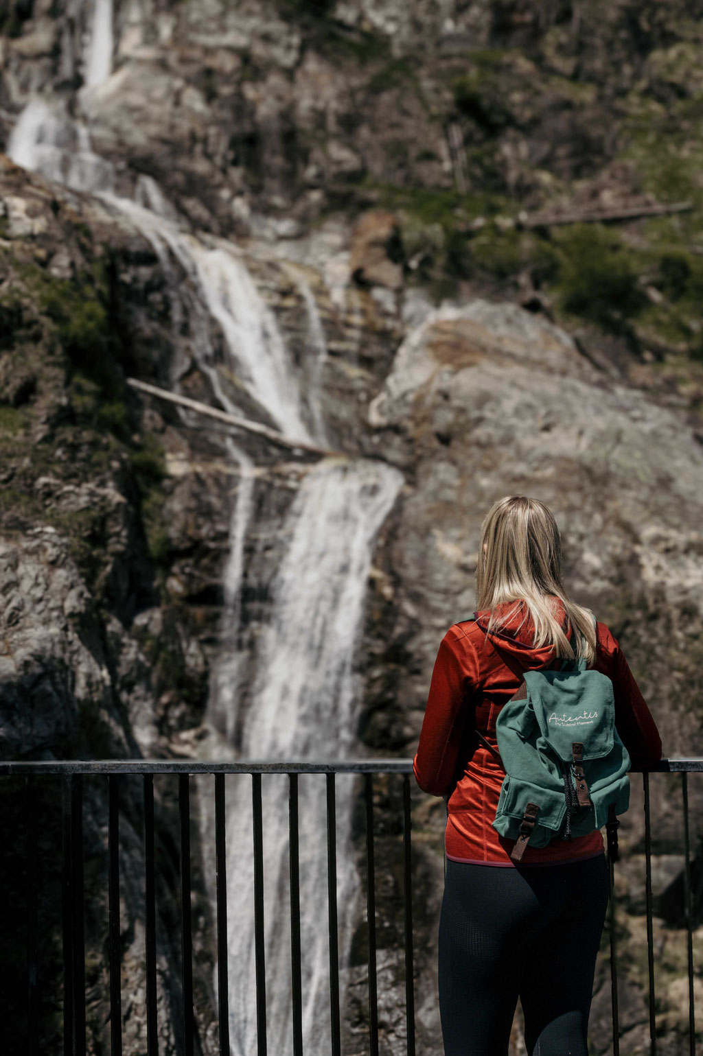 Frau steht auf der Aussichtsplattform mit Blick auf den Klammbachwasserfall