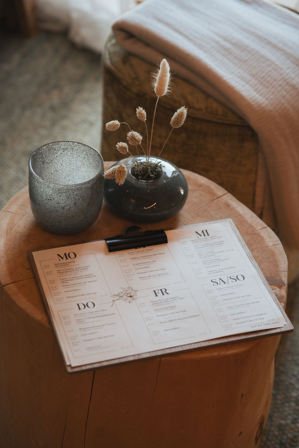 A weekly programme and decorative touches in the cosy wellness area of the Apfelhotel, with its natural and relaxed atmosphere.