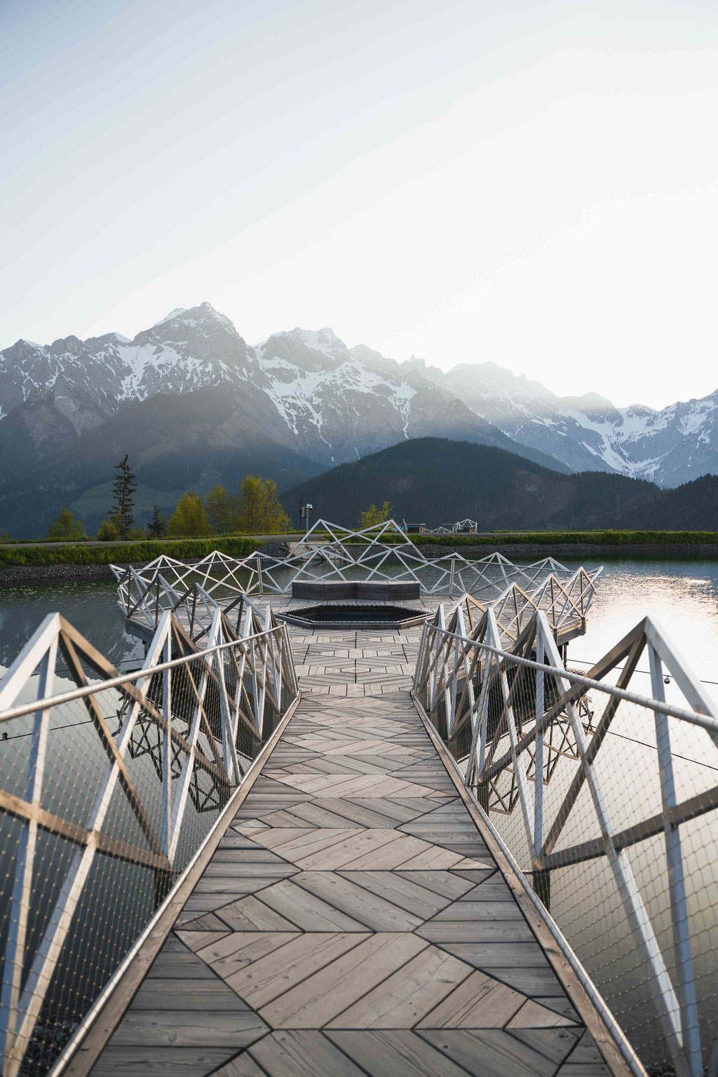 Seeplattform am Prinzensee in Maria Alm mit Blick auf den Bergsee und die Spiegelung der Berge – Familienwanderung am Hochkönig im Salzburger Land.