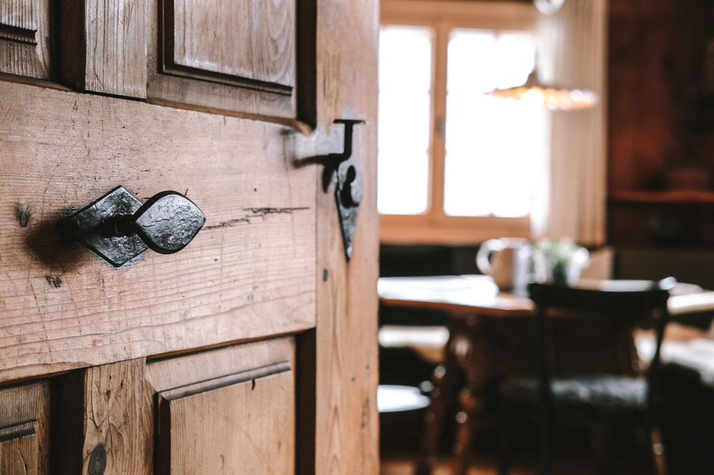 Benedikta in Montafon, Vorarlberg – a carefully restored historic chalet where alpine tradition meets contemporary design and relaxed living.