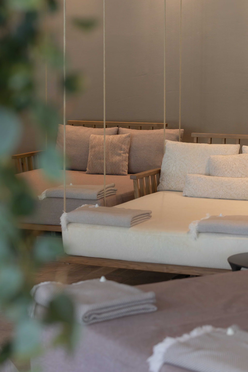 A peaceful relaxation area in the Apfelhotel’s wellness centre, featuring comfortable loungers, soft cushions and a warm, welcoming atmosphere.
