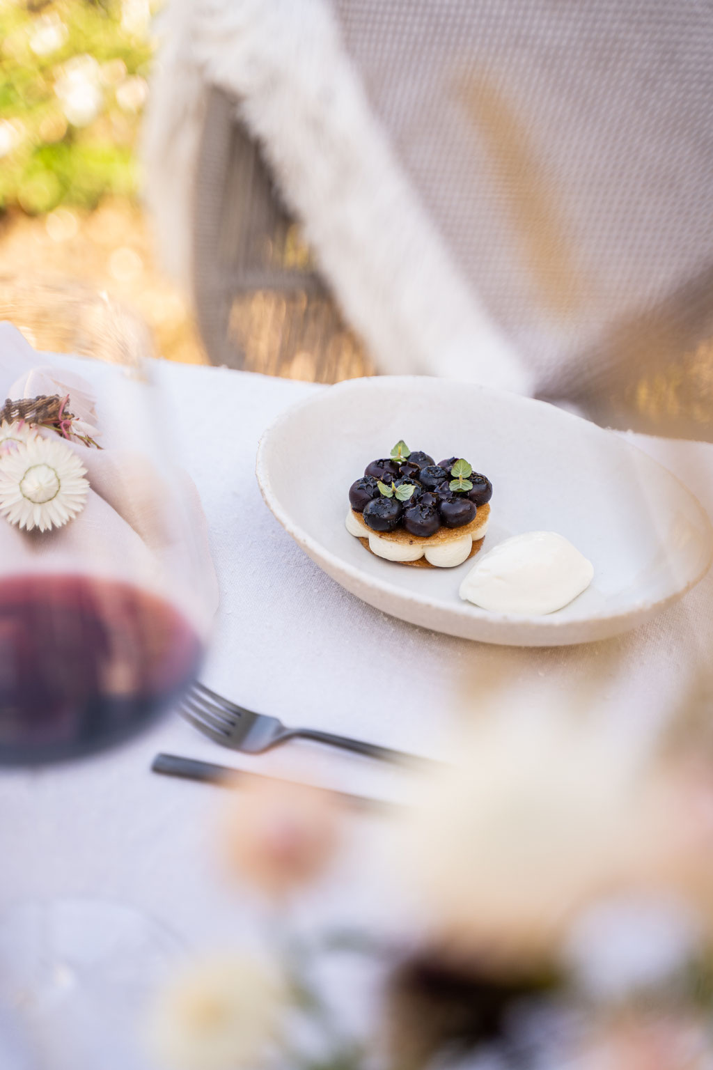A beautifully presented dessert at the Apfelhotel, served with fresh berries and stylish table decorations in a relaxed atmosphere.