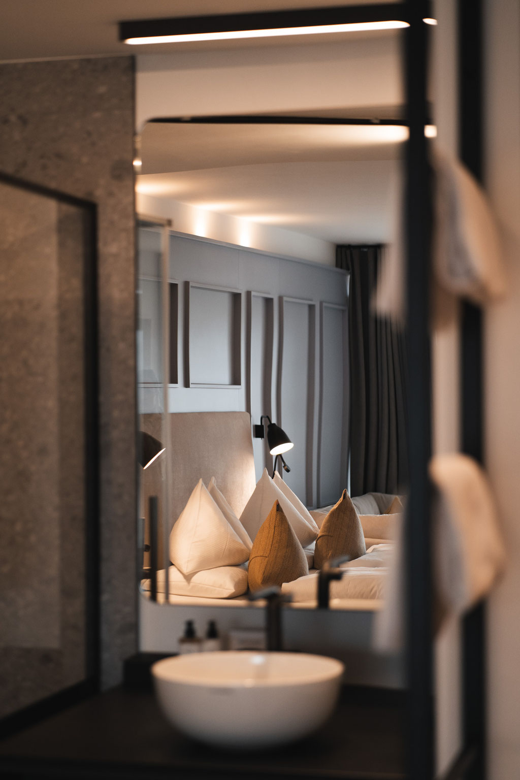 Moderner Suite-Bereich im Garberhof mit Blick vom Badezimmer auf das gemütliche Schlafzimmer.