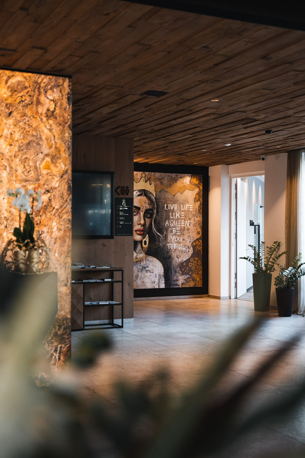 Stylish entrance area featuring a work of art at the Hochkönigin Wellness Hotel in Maria Alm, Salzburg