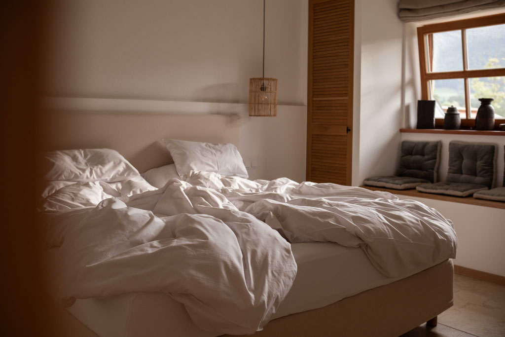 Schlafzimmer im Boho-Design im tradionellen Bayerischen Bauernhaus