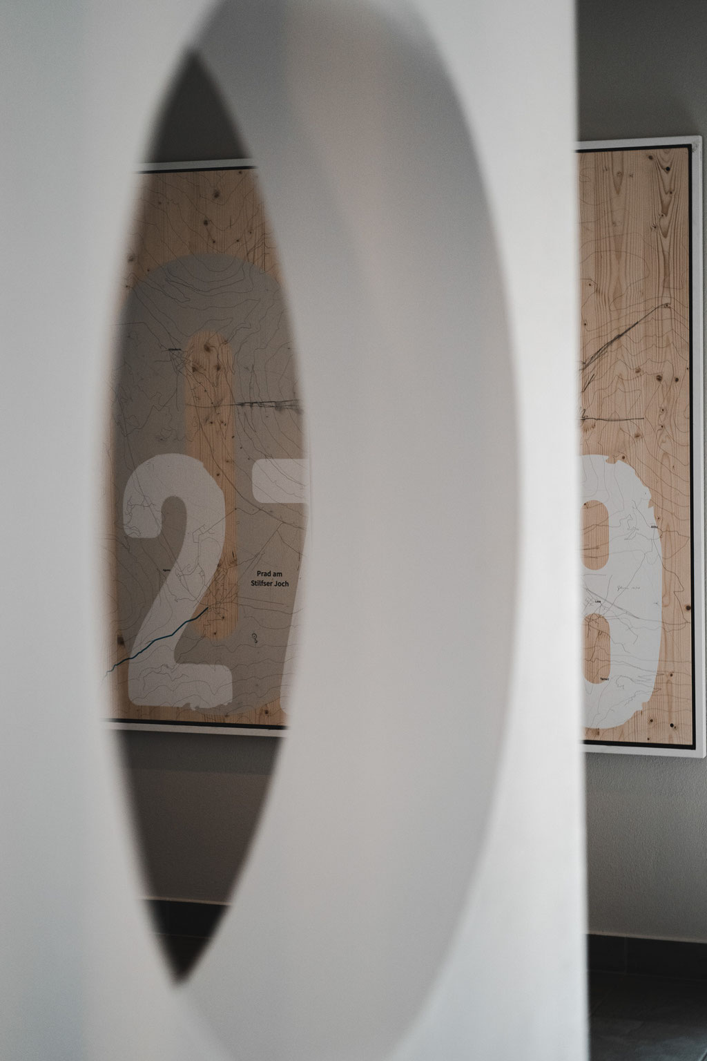Minimalistische Innenansicht im Garberhof mit grafischen Wanddetails und weichen architektonischen Formen.