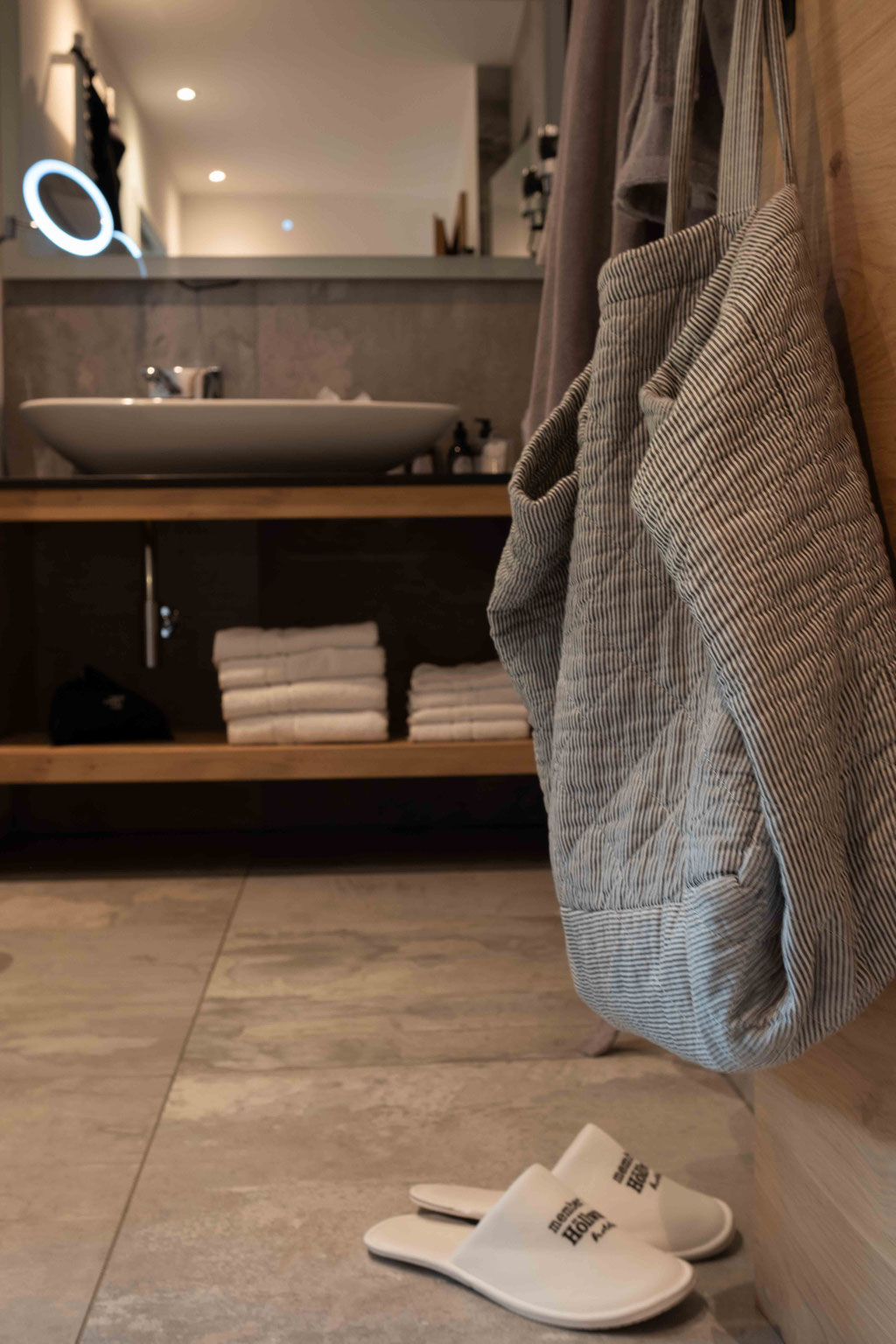Modern bathroom at OBERFORSTHOF with natural materials, spacious washbasin and wellness atmosphere in Salzburg.
