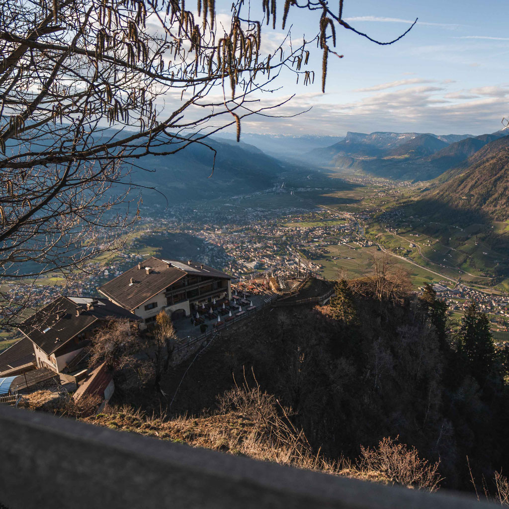 Sonnenaufgangswanderung von Dorf Tirol zum Aussichtskorb Hochmuth - Bergmoment über den Dächern von Meran in Südtirol