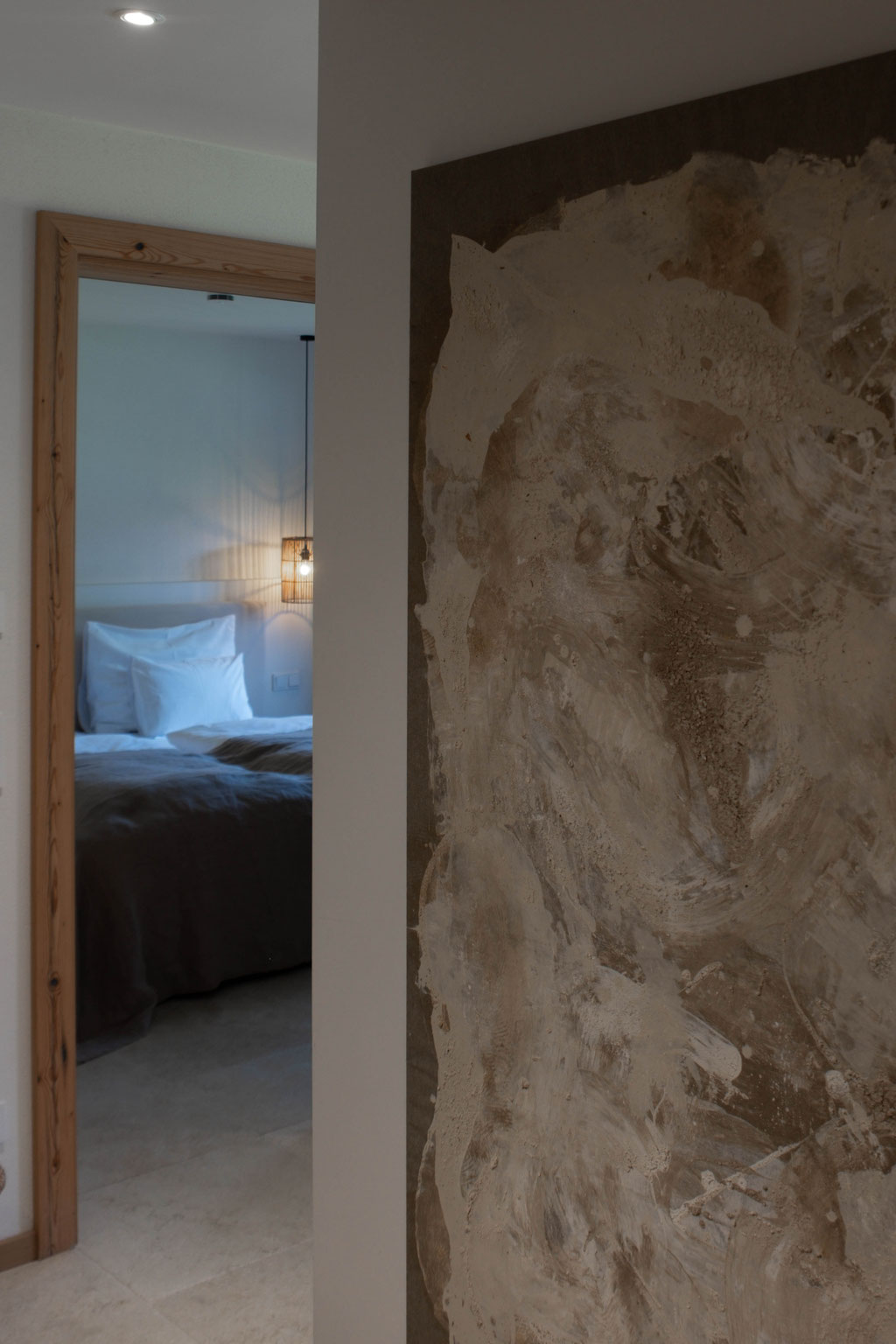 Blick vom Hausgang ins Schlafzimmer
