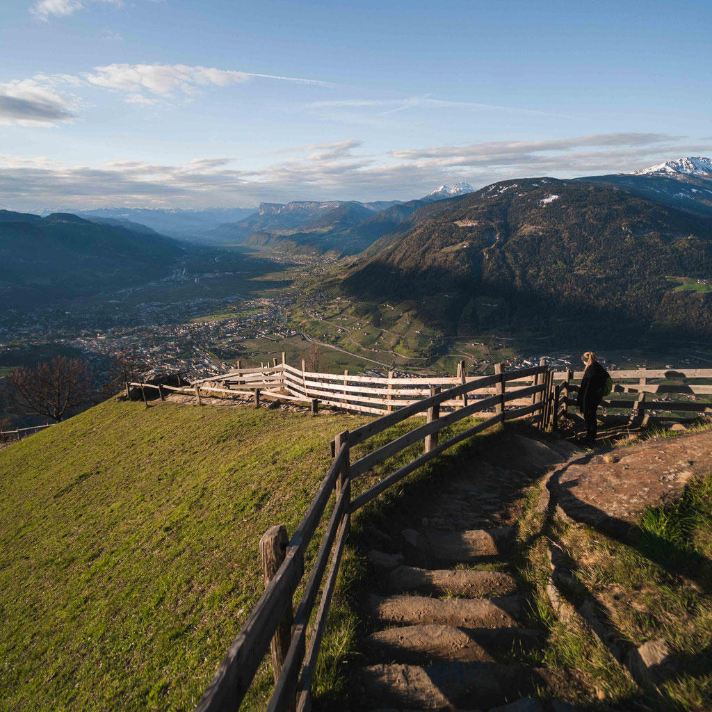 Sonnenaufgangswanderung von Dorf Tirol zum Aussichtskorb Hochmuth - Bergmoment über den Dächern von Meran in Südtirol