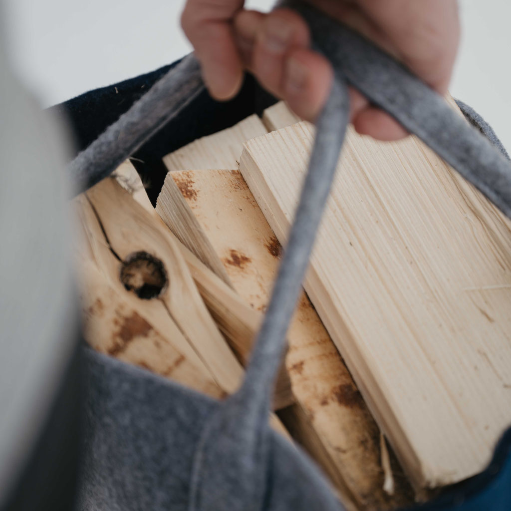 Holzlieferung für das Kaminfeuer im Chalet