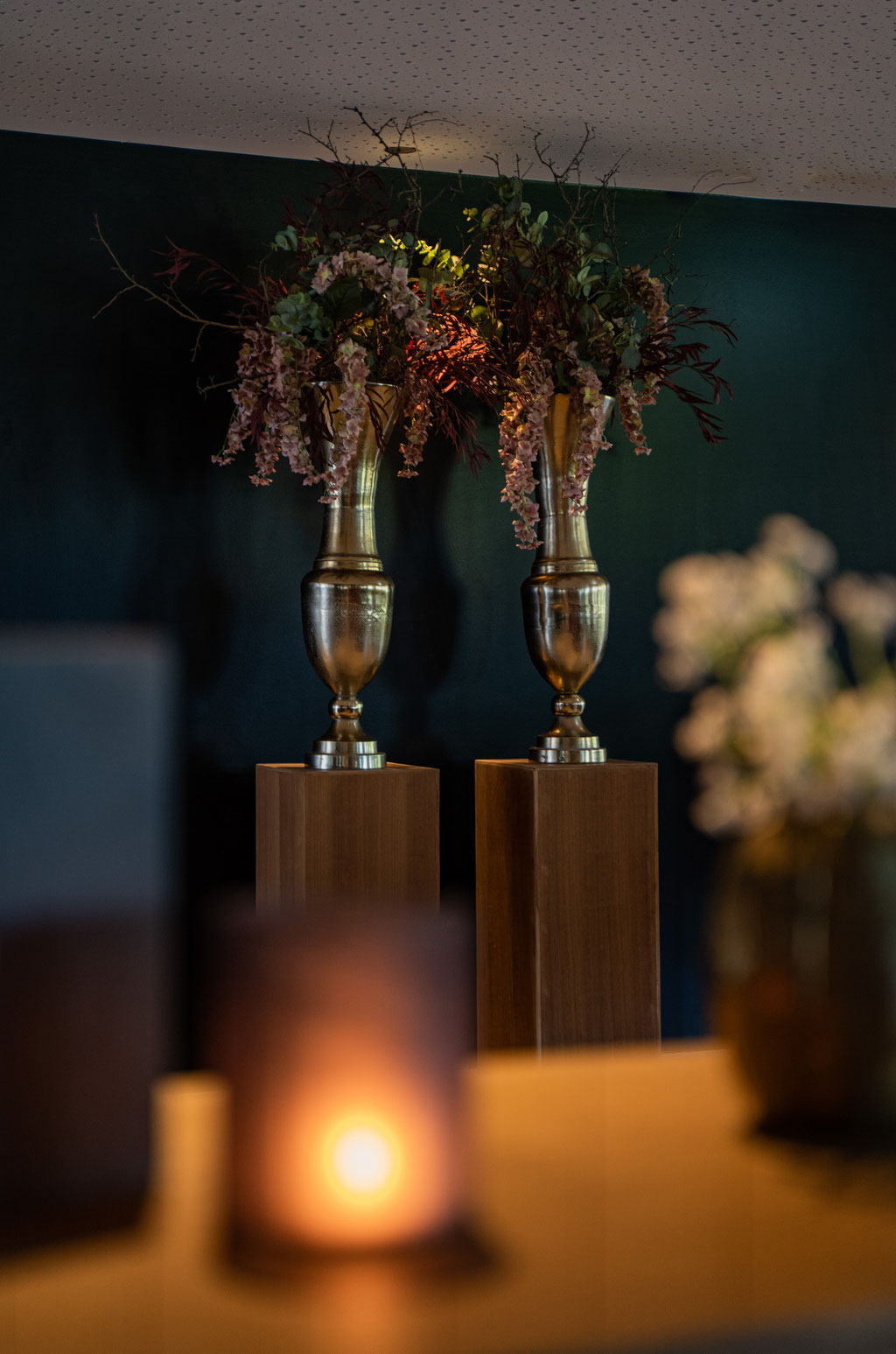 Decorative floral arrangements in the stylish entrance hall of the Hochkönigin Wellness Hotel in Maria Alm, Salzburg