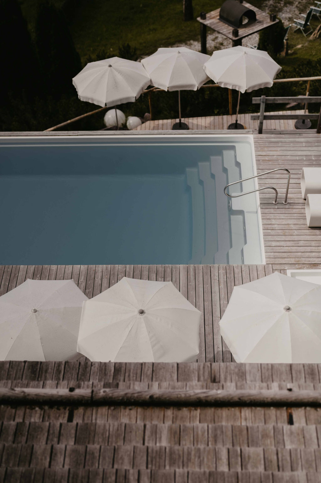 POOL - Waldwellness im Hotel Tann am Ritten in Südtirol mit Ruheplätzen und Spa-Bereich mitten im Wald.