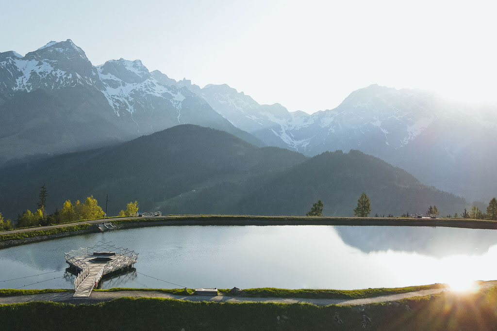 Prinzensee am Natrun in Maria Alm bei Sonnenaufgang – Speichersee mit Spiegelung der Berge am Hochkönig im Salzburger Land.