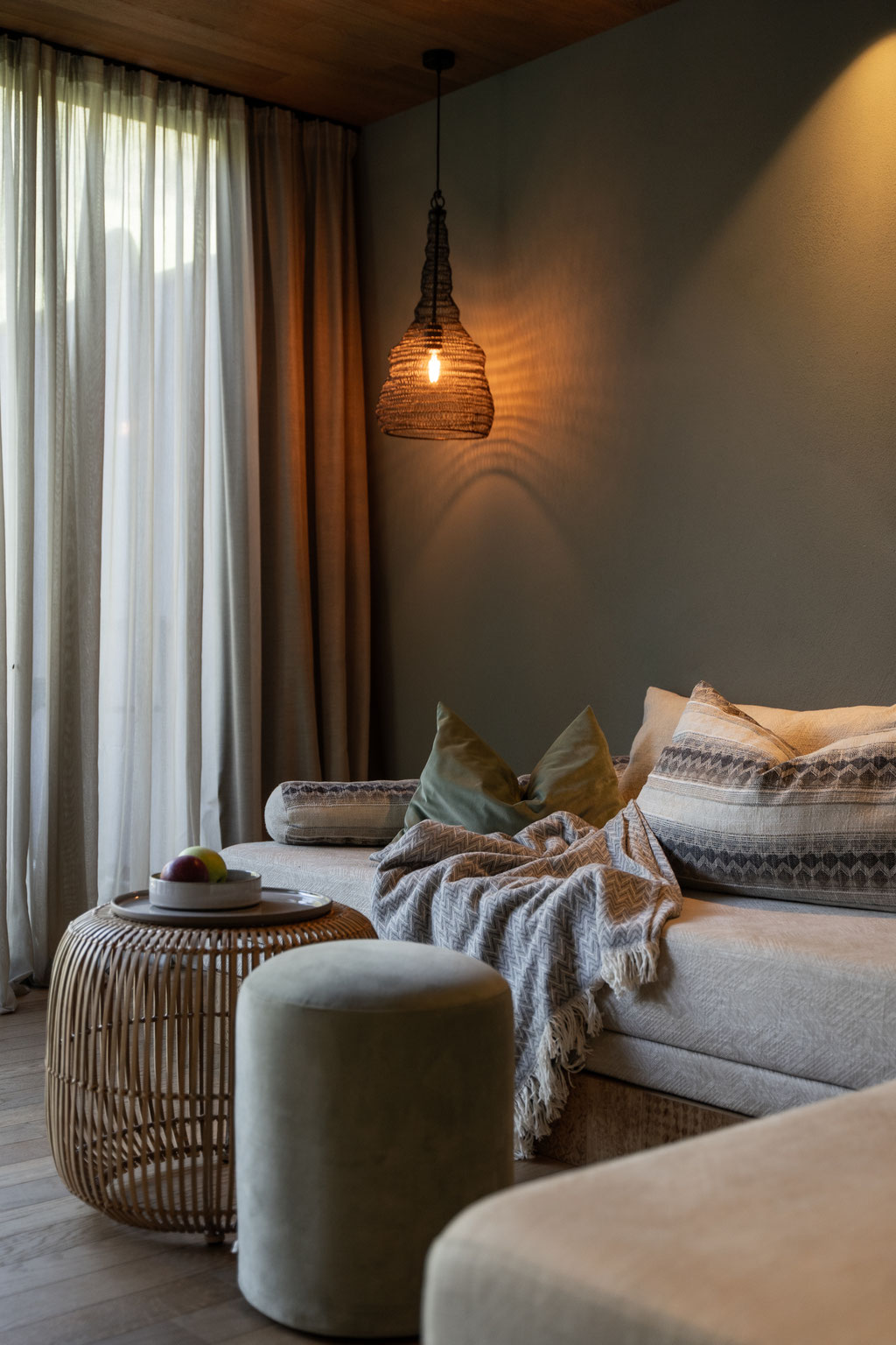 A cosy lounge and relaxation area at the Apfelhotel, featuring warm lighting, natural materials and stylish furnishings.