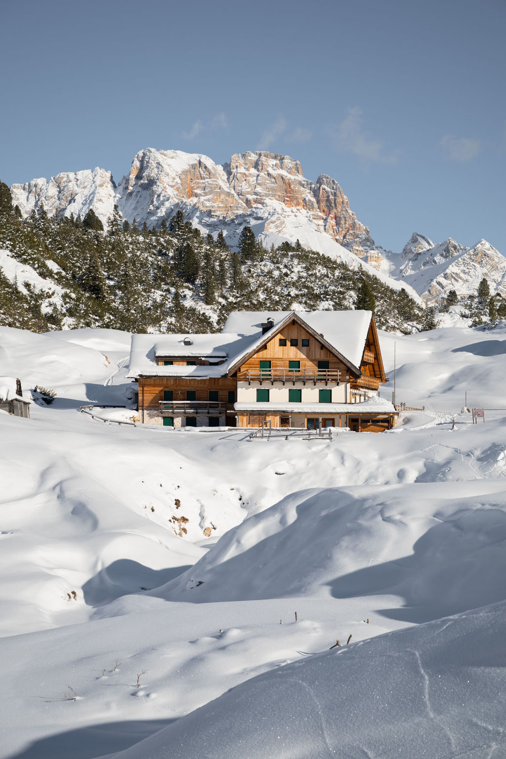 Fodara Vedla im Winter, tief verschneite Almfläche mit Dolomitenpanorama im Naturpark Fanes-Sennes-Prags. ©Marika Unterladstätter
