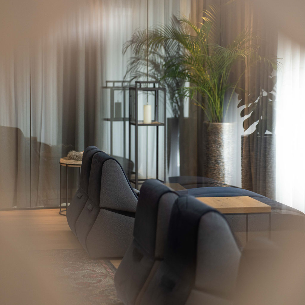A cosy relaxation room with seating at the Hochkönigin Wellness Hotel in Maria Alm, Salzburg