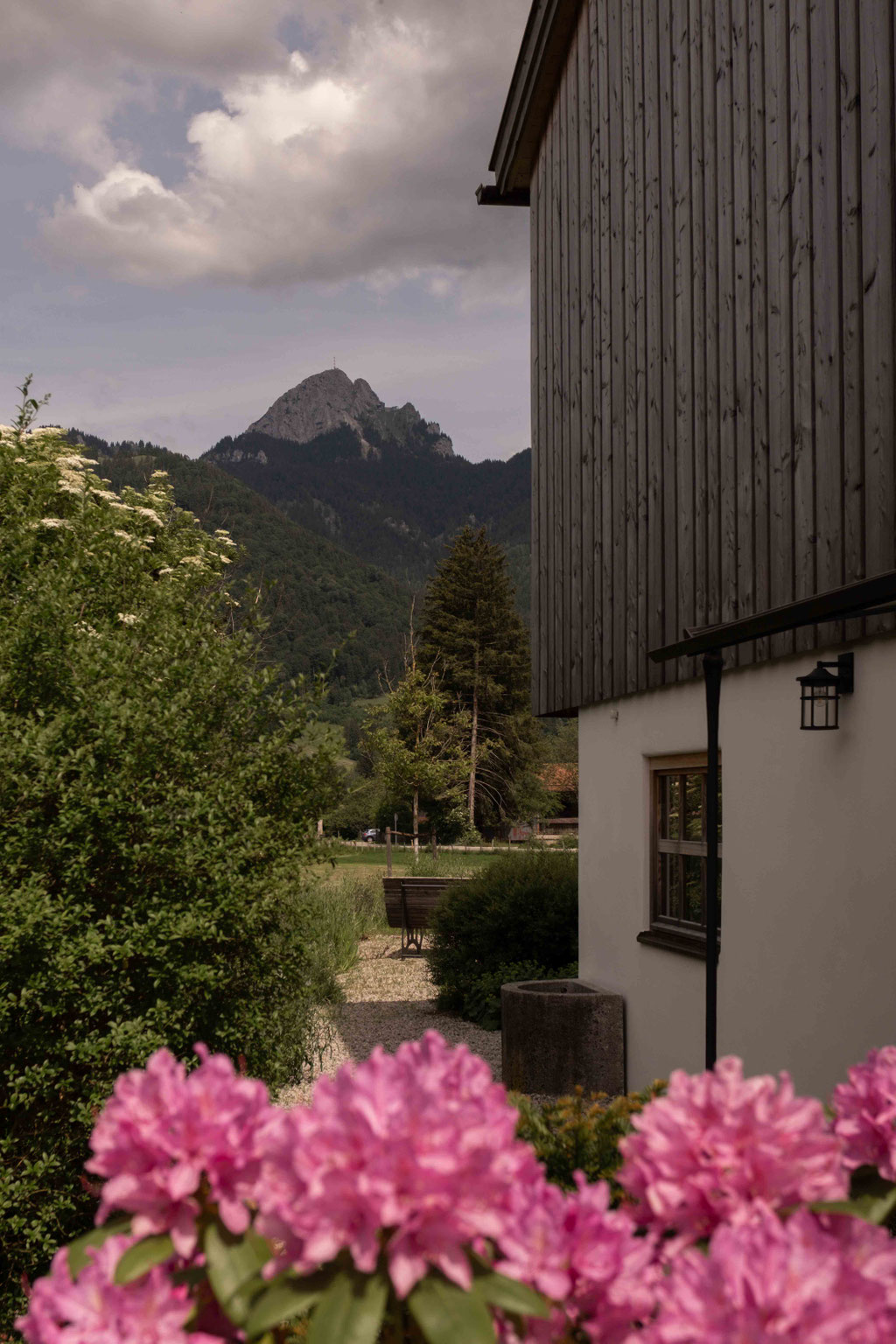 Außenansicht des Apartmenthauses Der Schmiedhof mit Blick auf den Wendelstein