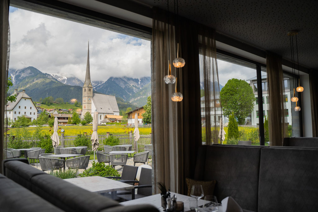 A restaurant with panoramic views of Maria Alm and the Hochkönig massif at the Hochkönigin Wellness Hotel in Maria Alm, Salzburg