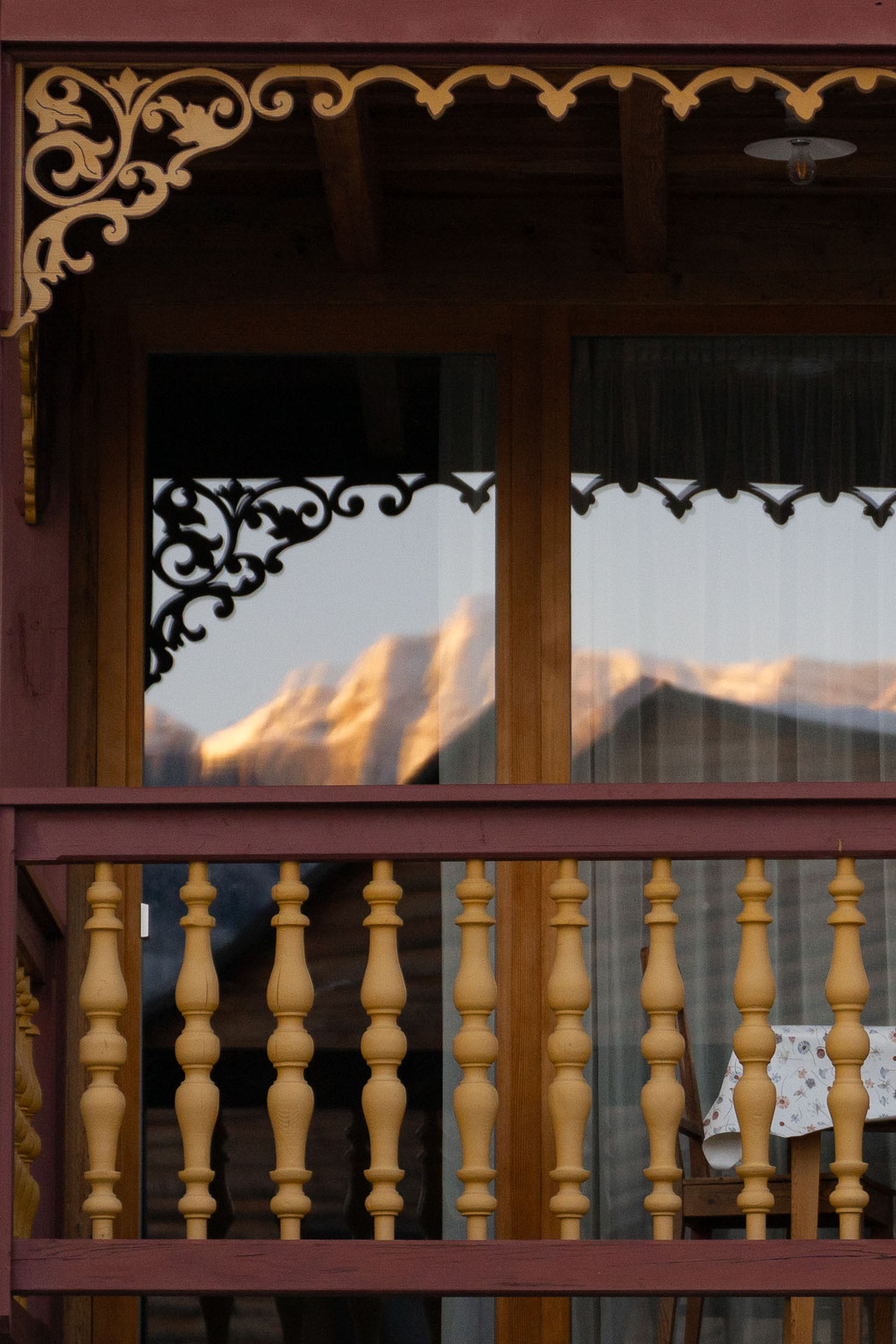 kunstvoll verzierter Holzbalkon der historischen Ciasa Somür in Enneberg • Member of Mountain Hideaways ©Marika Unterladstätter