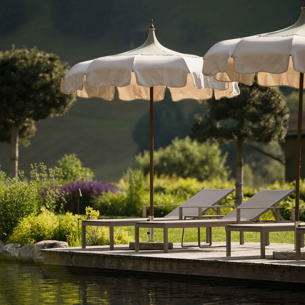 Liegestühle am Badeteich - NESSLERHOF in Großarl • 5-Sterne-Wellnesshotel im Salzburger Land