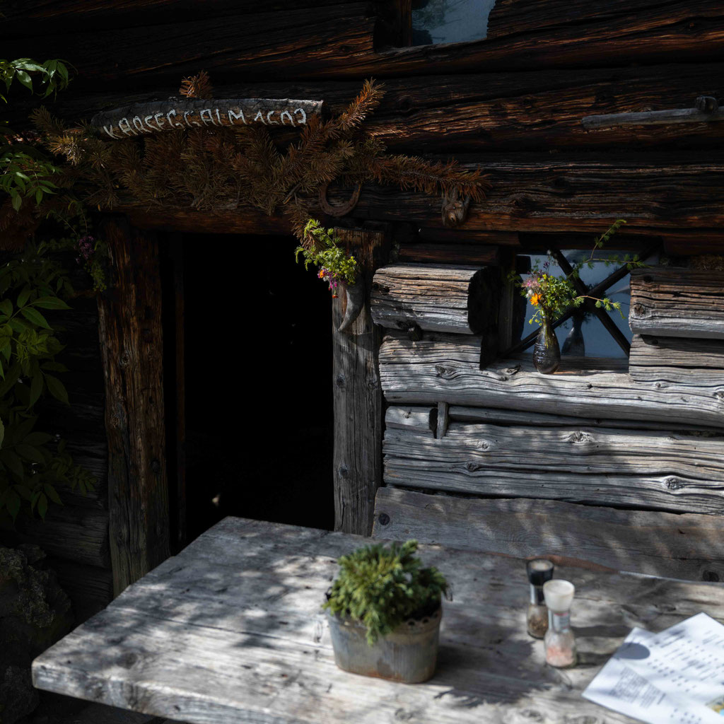 Historischer Eingang der über 400 Jahre alten Karseggalm im Großarltal.