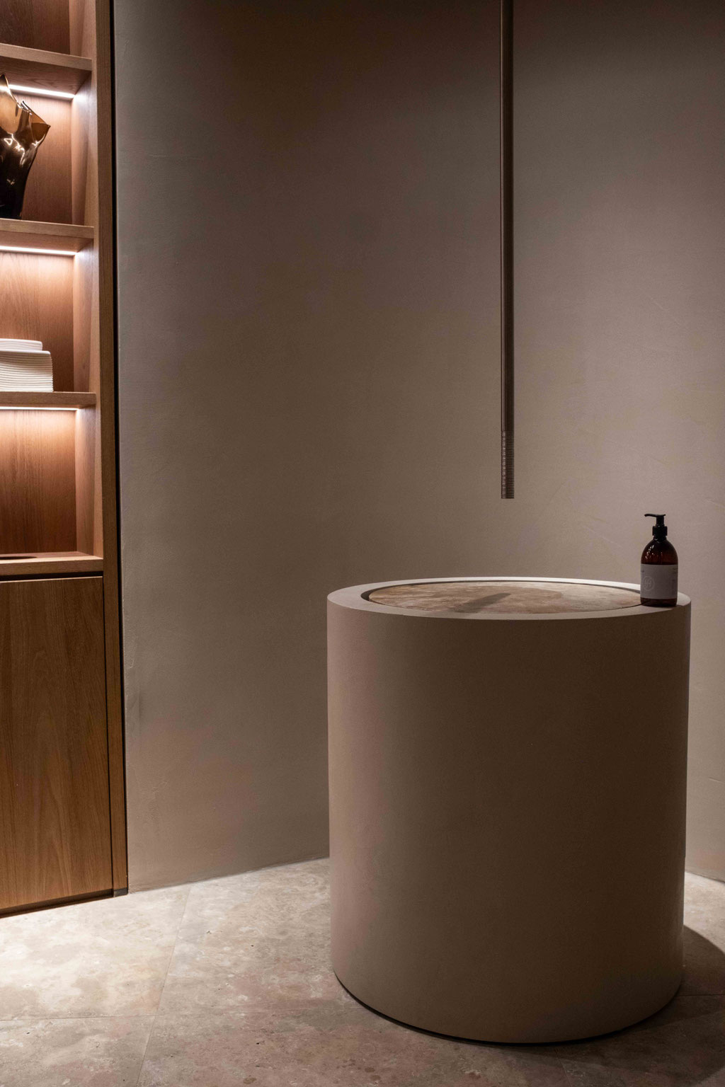 Waschbecken mit Seifenspender im Wellnessbereich des OBERFORSTHOF – Familien- und Wellnesshotels in St. Johann im Pongau, Salzburg.