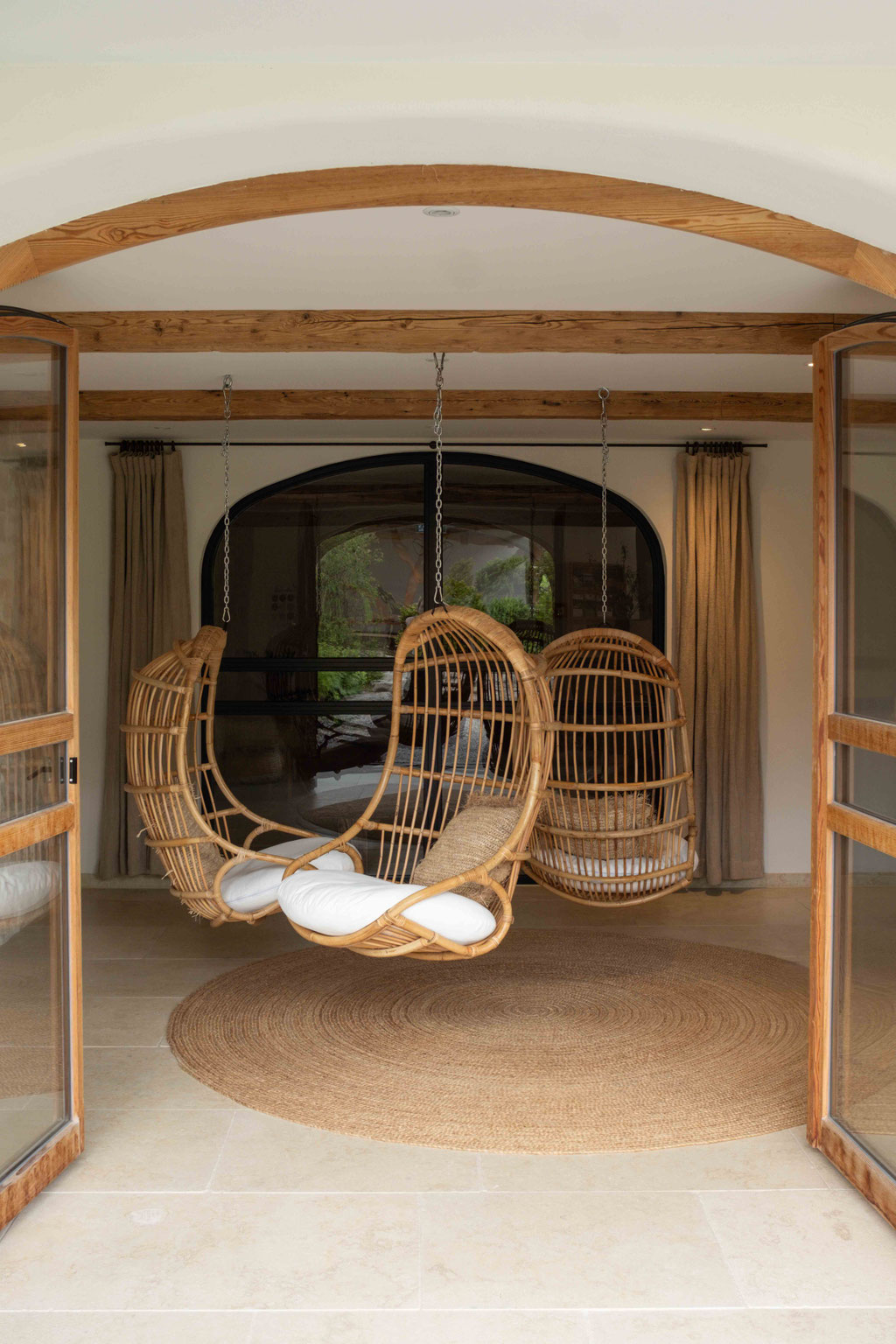 gemütliche Lounge mit Hängesesseln im Der Schmiedhof