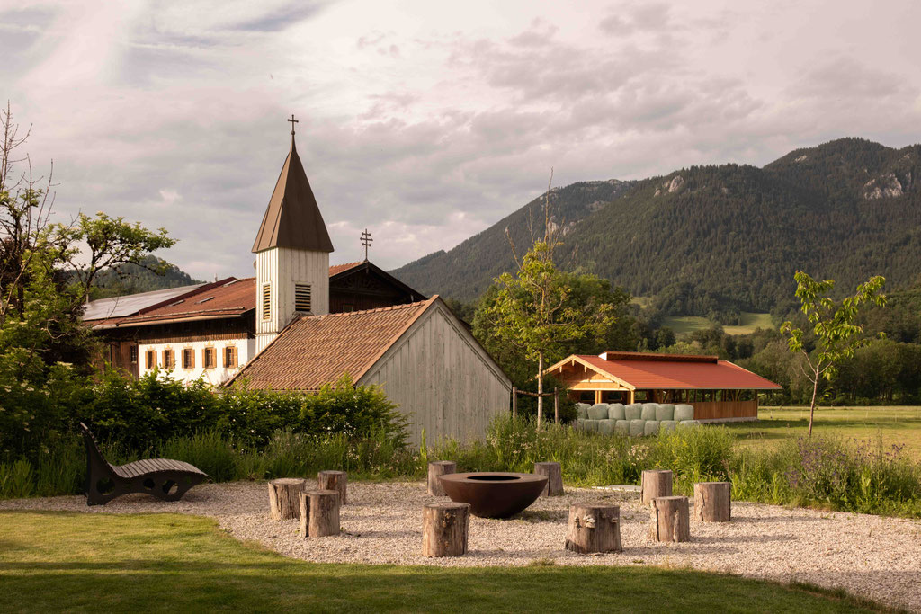 Garten mit Feuerstelle und Kapelle