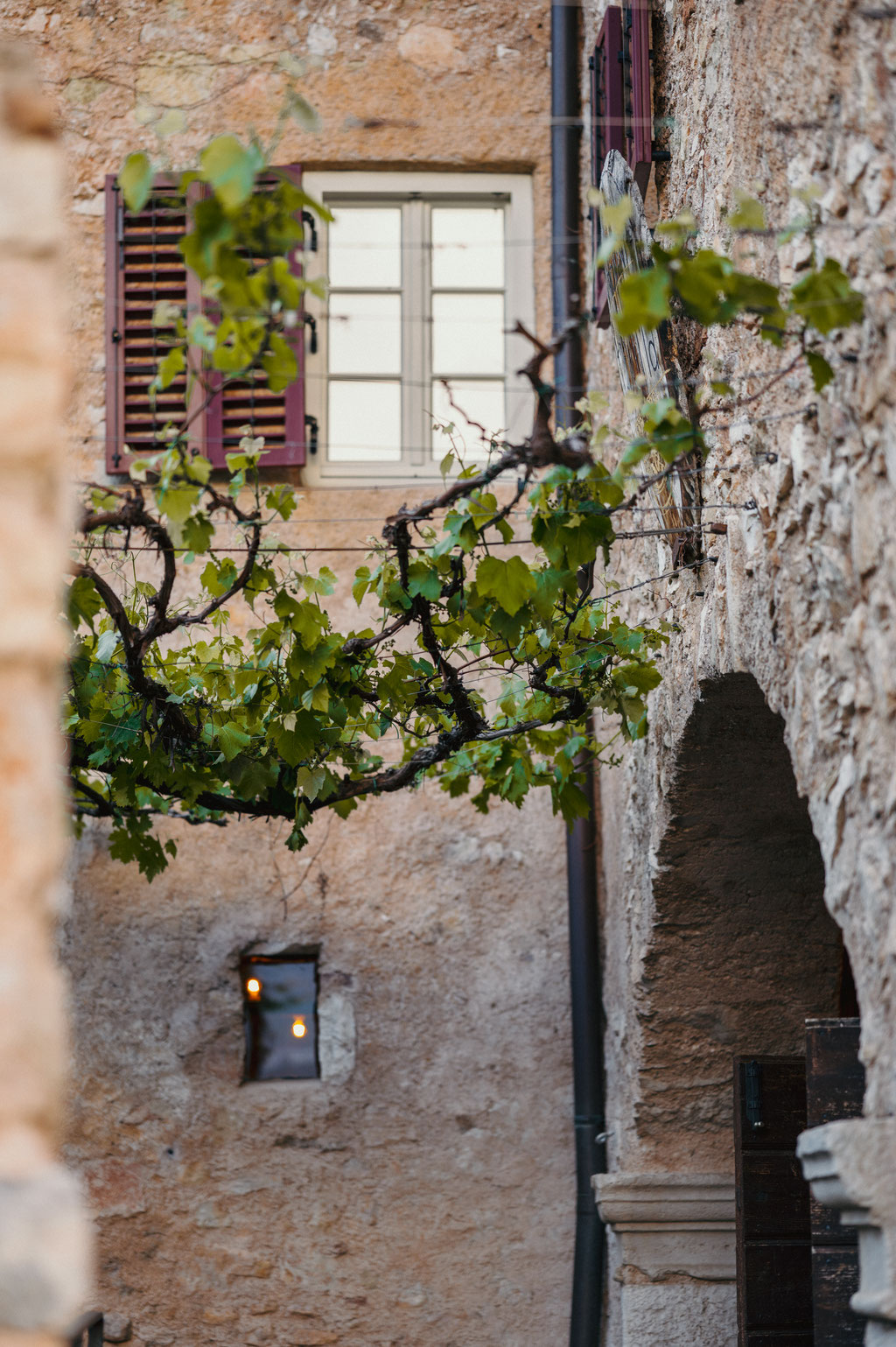 ANSITZ ROMANI - characterful hideaway • Tramin on the South Tyrolean Wine Road - Italy • Member of Mountain Hideaways ©Marika Unterladstätter