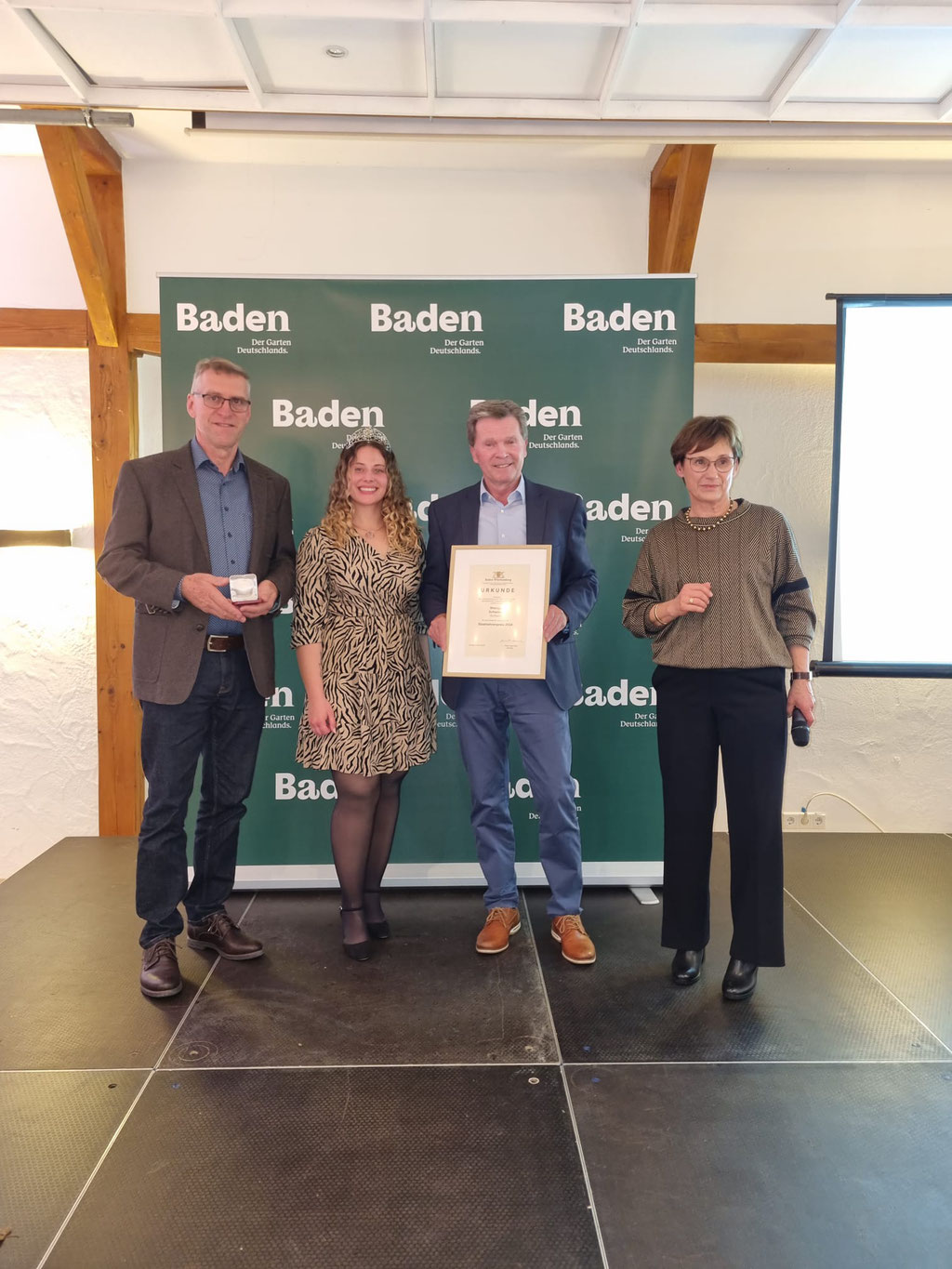 v.l. Bruno Serrer, Badische Weinkönigin Lucia Winterhalter, Josef Rohrer, Staatssekretärin Sabine Kurtz Mdl BW