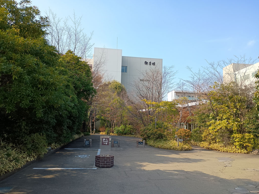 隣には工場