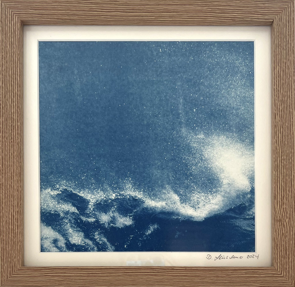wave; 2025; Cyanotypie auf Aquarellpapier; 25/25 cm inkl. Rahmen