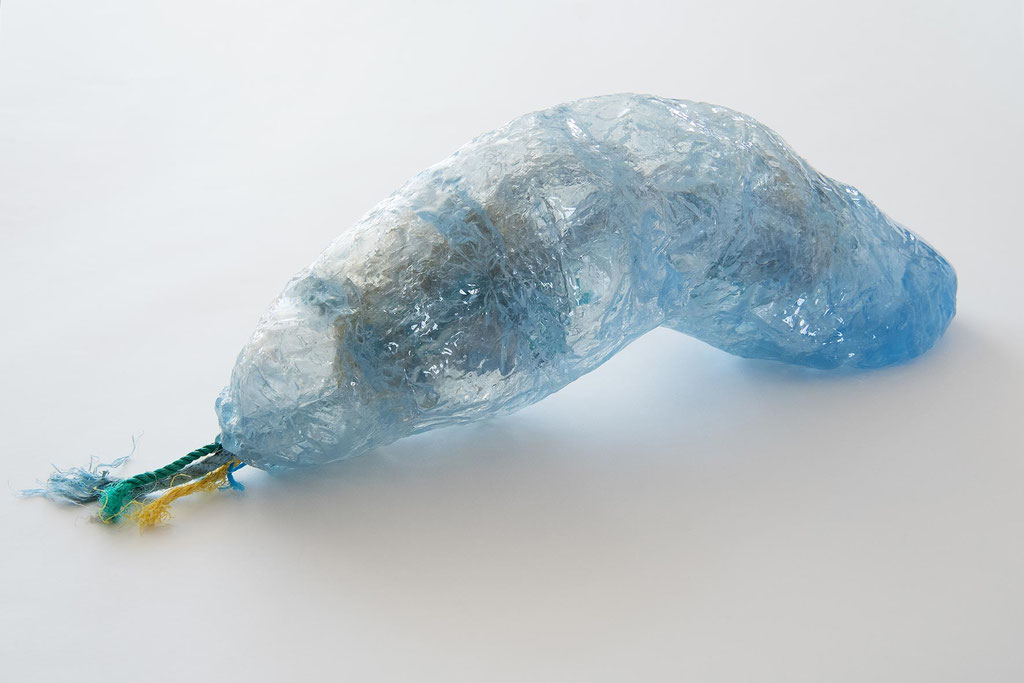 genesis 25 - vermis vorax; 2018; Kaltglasur, Strandgut, Silikon;17/60/15 cm