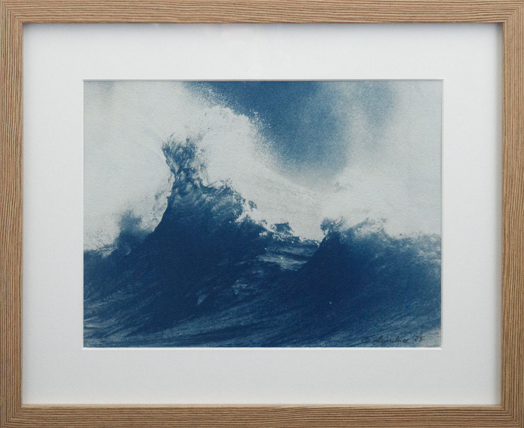 moving force; 2025; Cyanotypie auf Aquarellpapier; 30/40 cm inkl. Rahmen