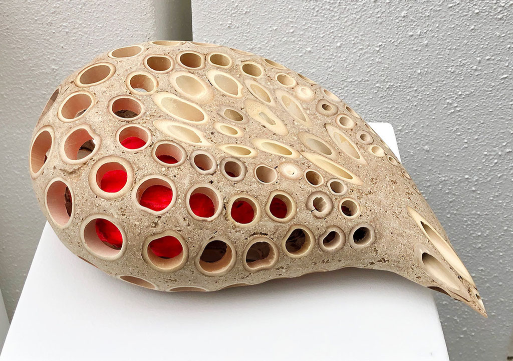 Genesis 31 - gutta cum spina, 2019; Bambus, Klebemasse, Kunststoff, 15/35/25 cm