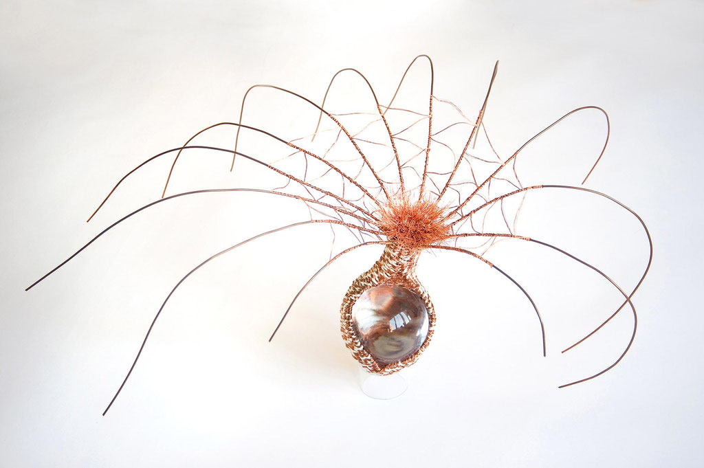 genesis 5 - gutta cum antennas; 2015; Kupferdraht, Glas; 30/60/45 cm