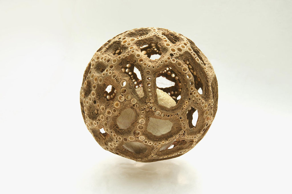 genesis 12 - cancelli globulus; 2015; Bambus, Klebemasse, Wachs, Kupferdraht; 45/45/45 cm