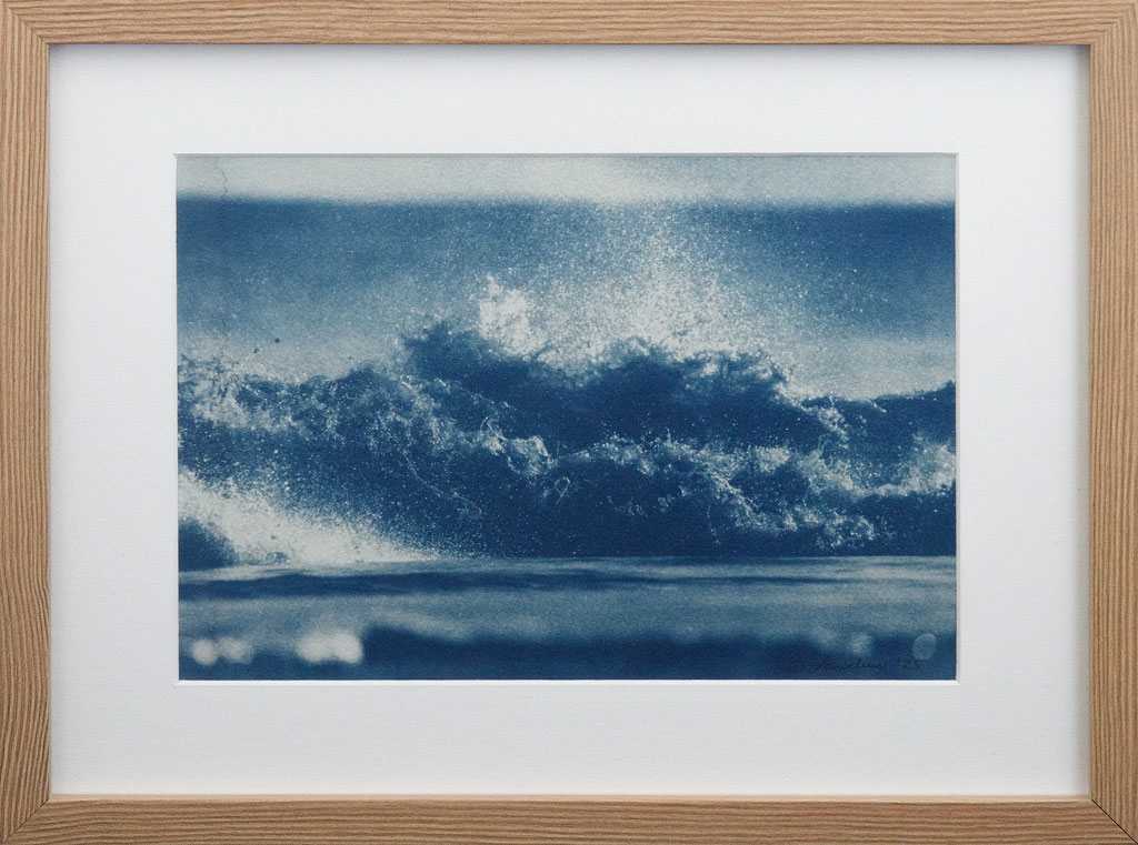 moving force; 2025; Cyanotypie auf Aquarellpapier; 30/40 cm inkl. Rahmen
