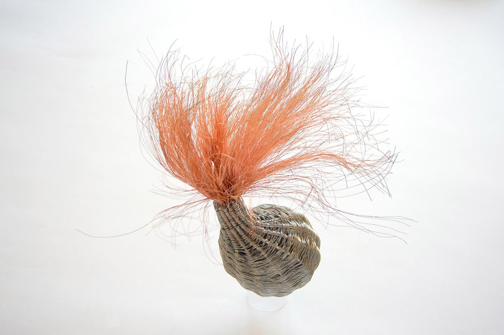 genesis 7 - daphnia magna; 2015; Stahlseil, Kupferdraht, Glas; 33/25/30 cm