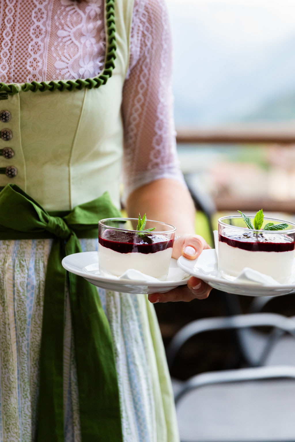 Restaurant - Hotel Panorama - Quark mit Kirschen Dessert
