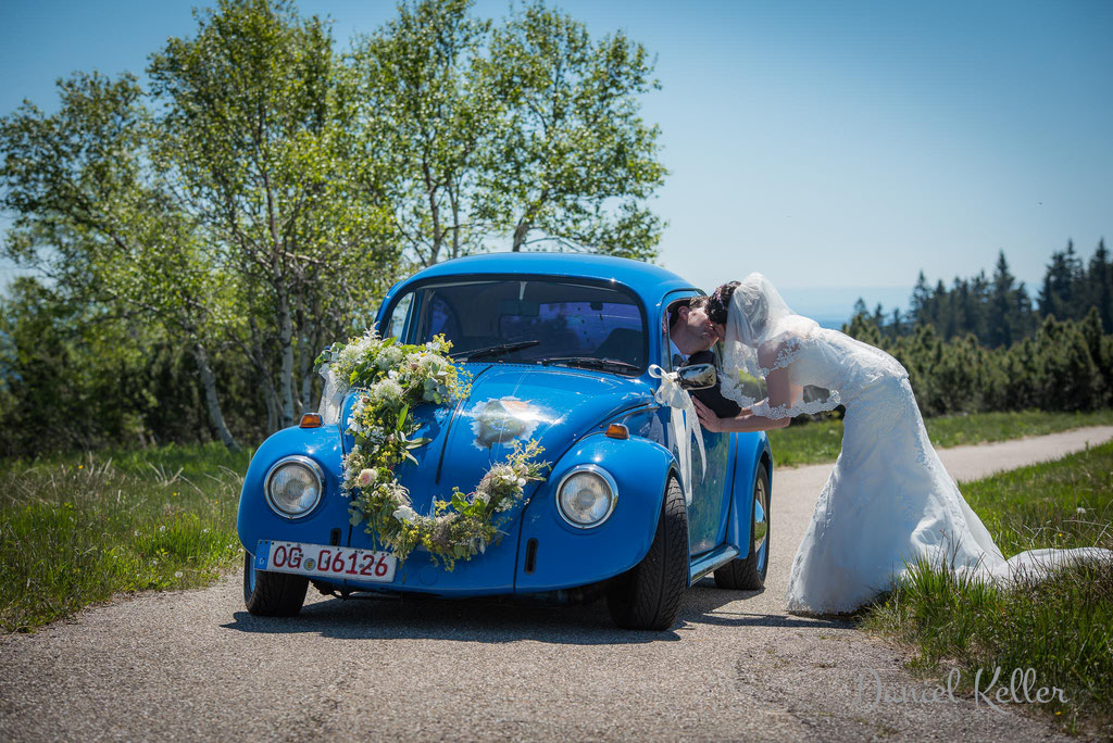 Brautpaar mit Hochzeitsauto VW Käfer Hornisgrinde/ Daniel Keller Hochzeitsfotograf