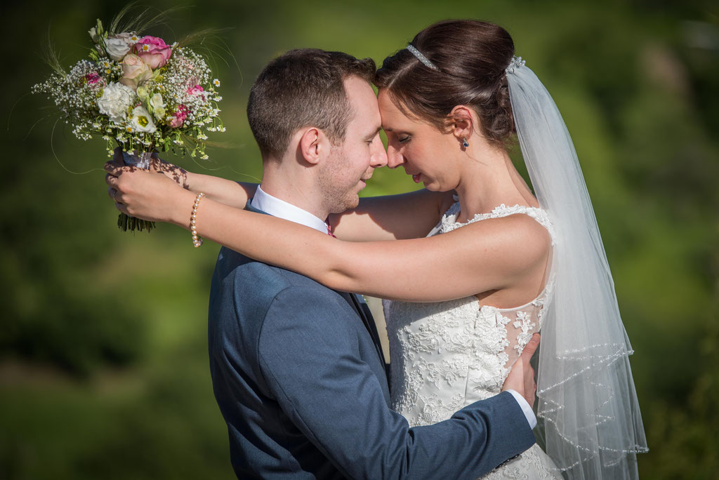 Brautpaar mit Brautstrauß / Daniel Keller Hochzeitsfotograf in der Ortenau