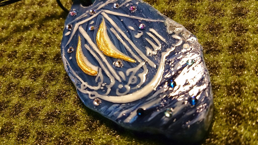 ~ Bild: Blauer Achatstein-Anhänger in Schiffsform mit arabischer Kalligrafie "Bismillahirrahmanirraheem" (Im Namen Gottes, des Allerbarmers, des Barmherzigen) ~
