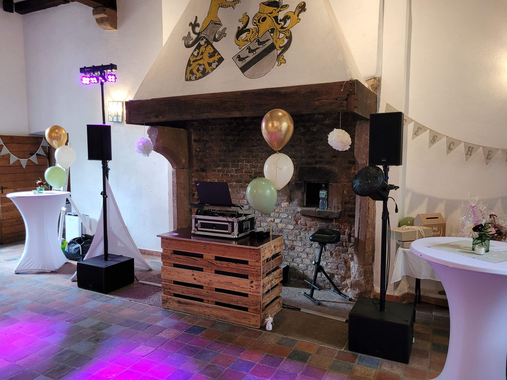 DJ-Technik für eine Hochzeitsfeier auf Burg Bubenheim