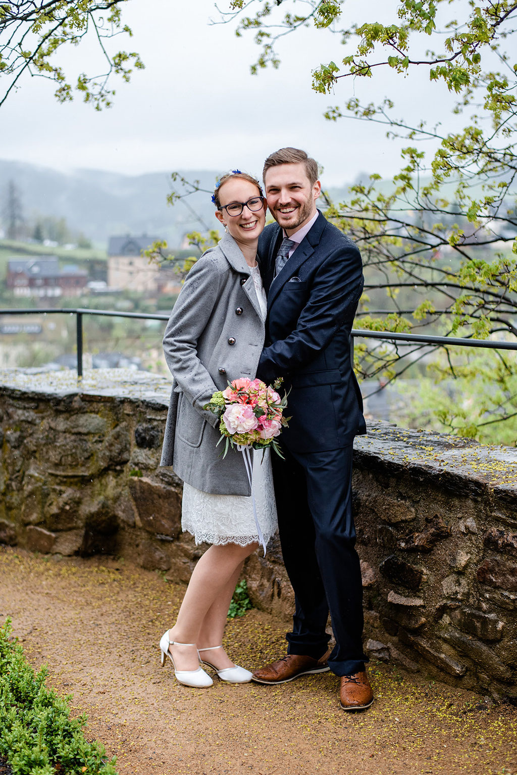 Hochzeit auf Schloss Schwarzenberg im Erzgebirge, Hochzeitsfotos im Regen, Hochzeitsfotograf in Sachsen
