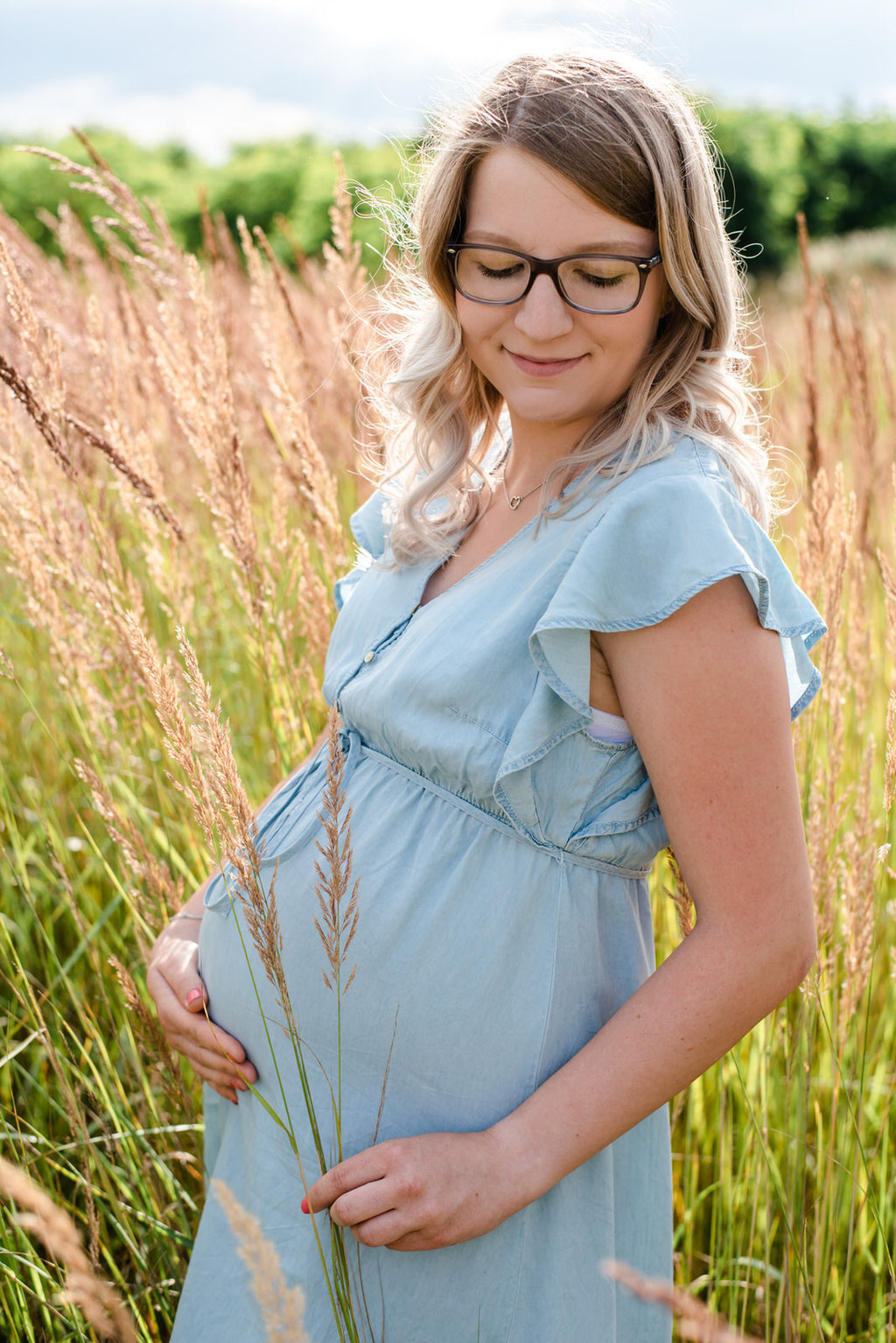 Natürliche Babybauchfotografie, Babybauch Shooting mit Hund in Leipzig, Markkleeberg und Borna