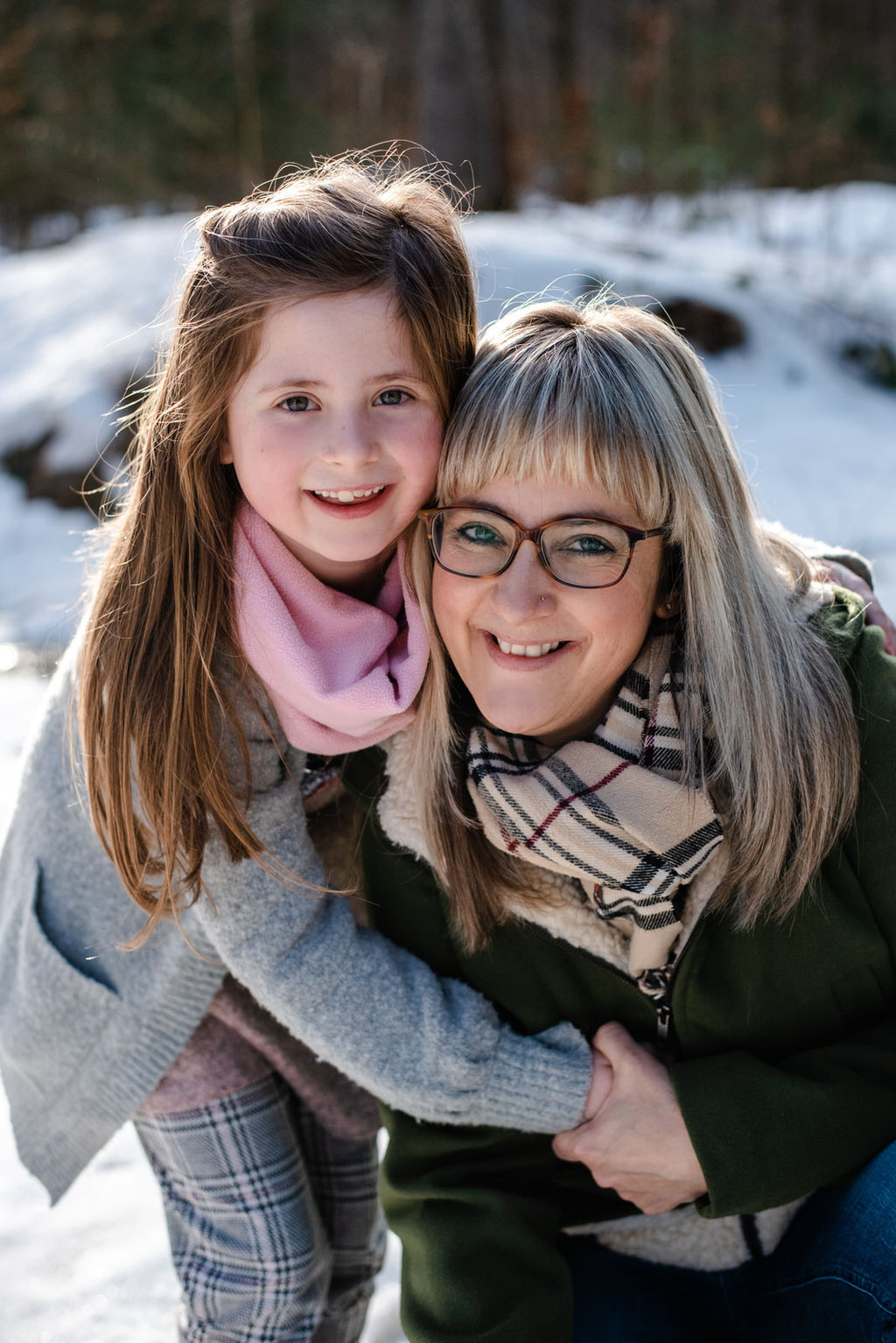 Kinderfotos im Schnee in der Nähe von Schwarzenberg, Aue und Annaberg-Buchholz, Kinder Fotoshooting im Winter mitten in Sachsen im Erzgebirge