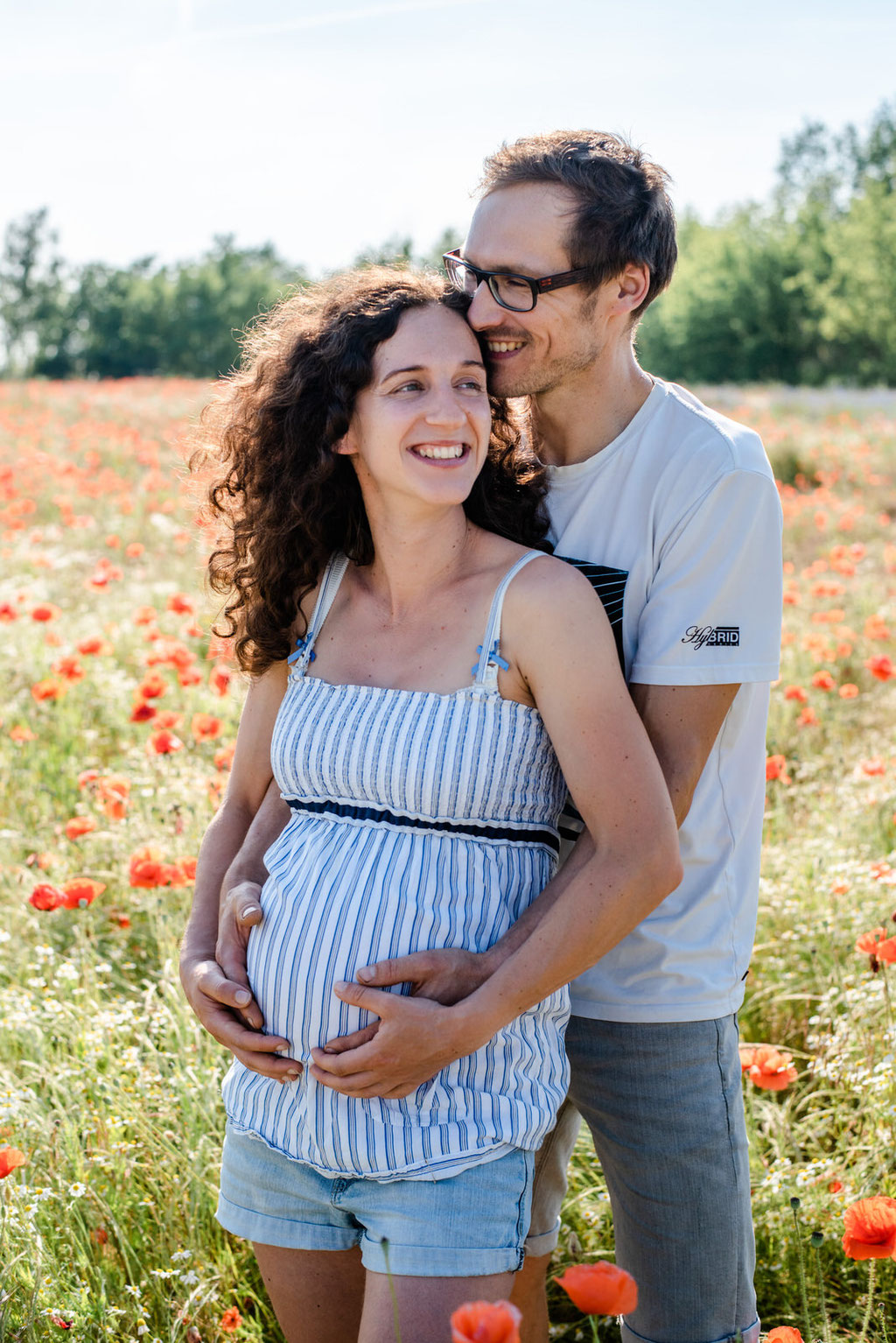 Outdoor Schwangerschaftsfotos im Mohnblumenfeld in und um Leipzig, Babybauchfotos am See in Leipzig, Markkleeberg und Borna