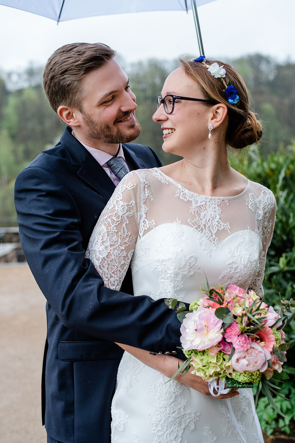Hochzeit auf Schloss Schwarzenberg im Erzgebirge, Hochzeitsfotos im Regen, Hochzeitsfotograf in Sachsen